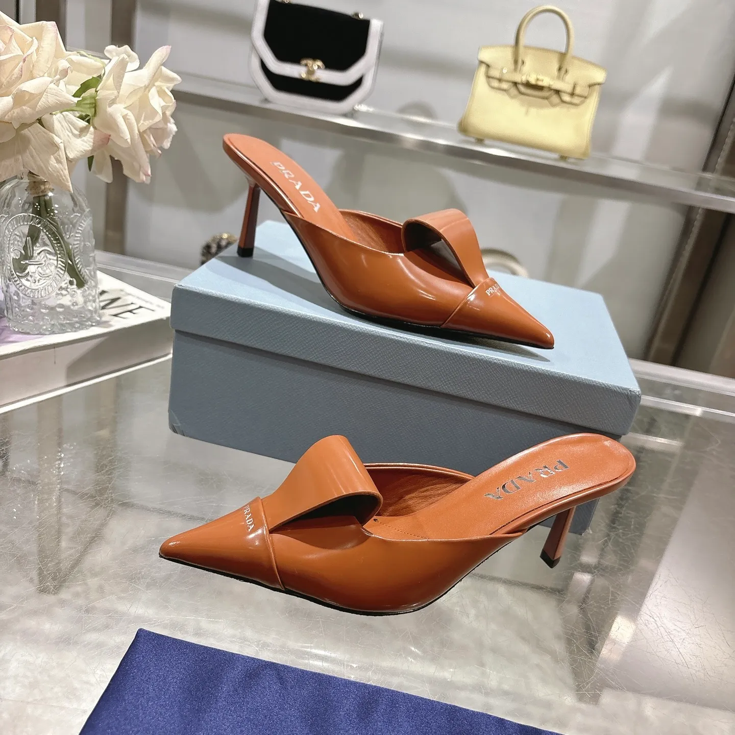 👟👟Ex-factory price 540👟👟 PRADA* Prada 25ss spring and summer new Mary Jane pointed-toe high-heeled shoes fashion shoes. Purchased from the original version and developed 1:1, perfect details, comfortable on the feet, can be matched with beautiful spring and summer clothes, exquisite and durable 🤩 ✔Upper: original open edge beaded cowhide ✔Inner lining: sheepskin ✔Outsole: Italian leather outsole ✔Heel height: 5.5cm, 7.5cm ✔Number of yards: 35-40 (41 can be customized and non-refundable) ✔Packaging: original full set of packaging